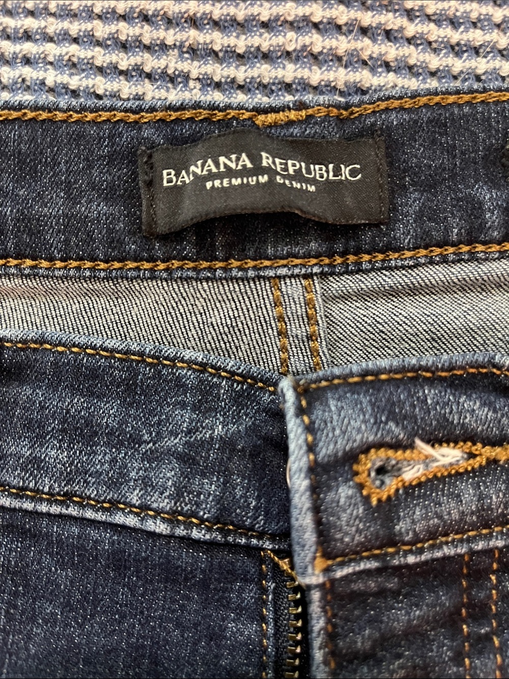Cropped frayed hem jeans